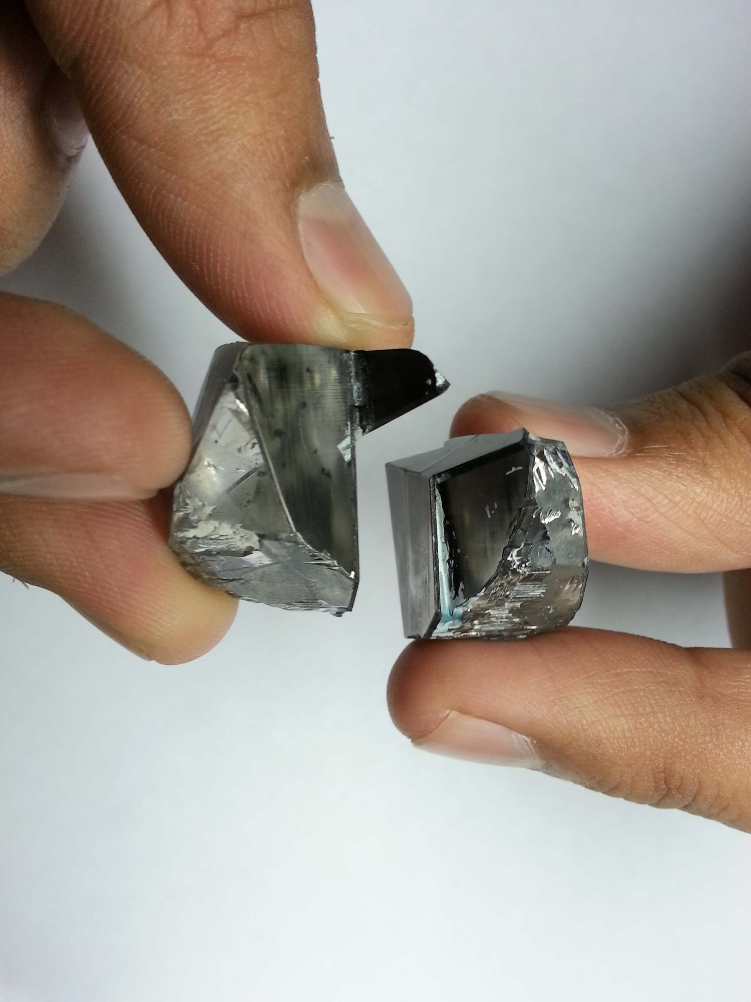 Pie sawing a rough diamond with green laser processing Quazer device